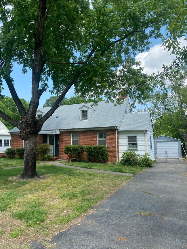 Building Photo - Adorable Capecod 4 bdrm/1.5 bath Home w/Office Located on Monument Ave. Near Willow Lawn!