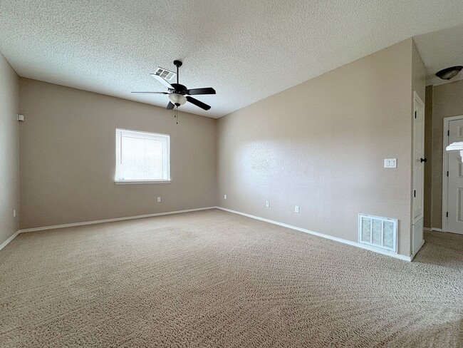 Building Photo - Sandstone Ranch Estates 3 Bed Refrig A/C!