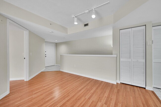 Building Photo - 2033 SE 10th Ave