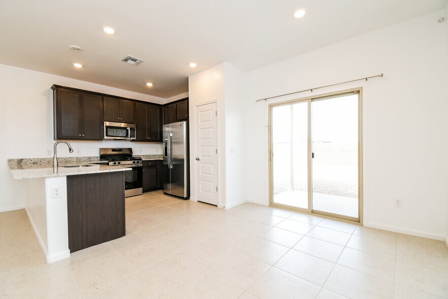 Building Photo - 10410 W Beaman Ln