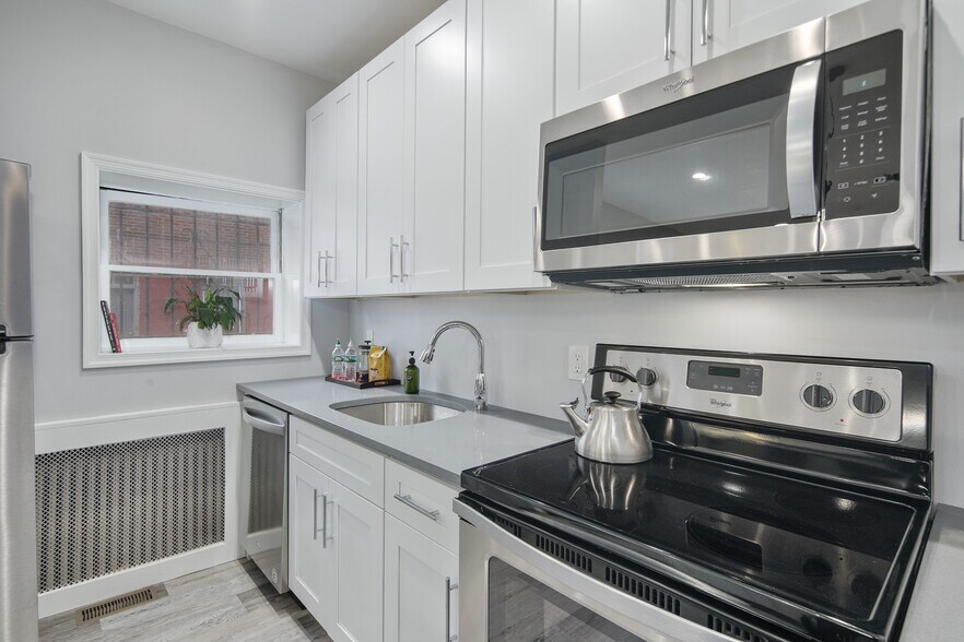 Building Photo - 518 S 13th St