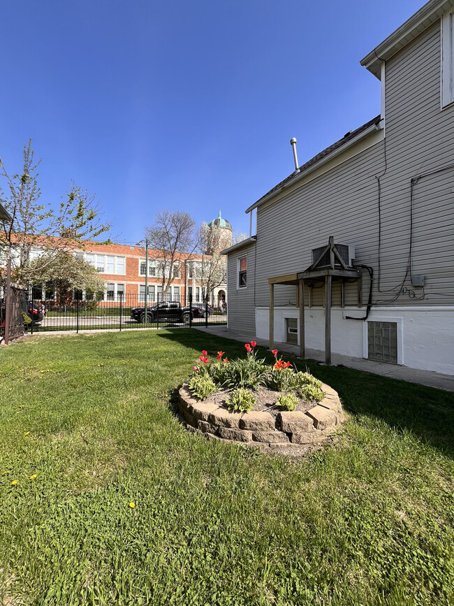 Building Photo - 1430 N Leamington Ave