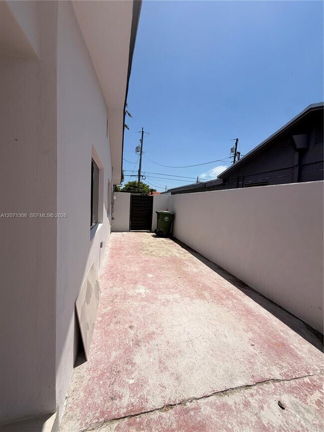 Building Photo - 3680 NW 16th St