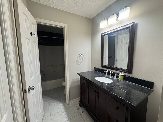 Building Photo - Condo Living in Newport News