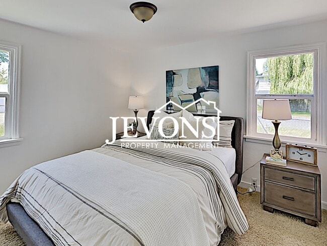 Building Photo - Discover the warmth of this lovely single-family home in the heart of Seattle