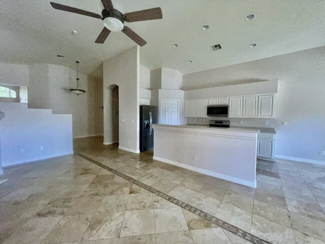 Building Photo - Stunning 3 bedroom 3 bath with dual primar...