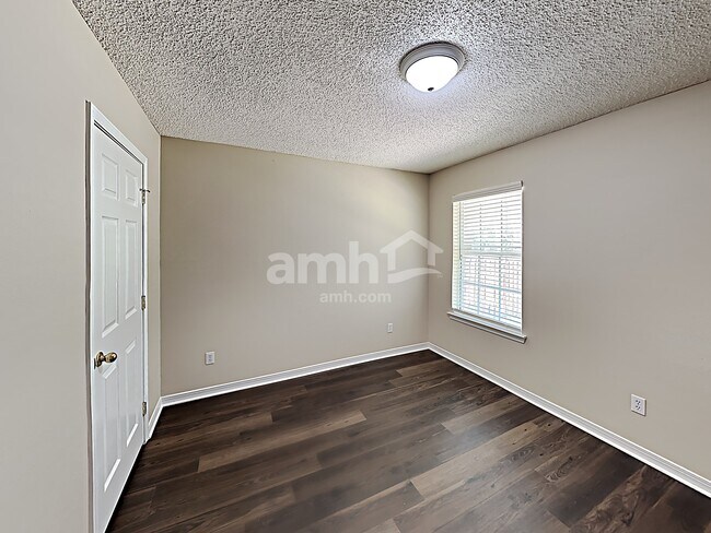 Building Photo - 6253 Ironside Dr N