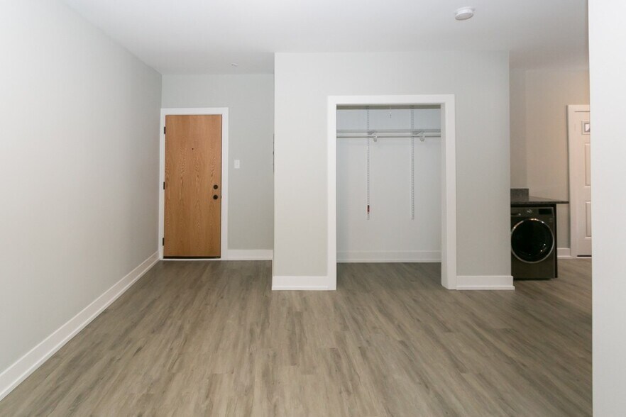 Building Photo - 729 W Brompton Ave