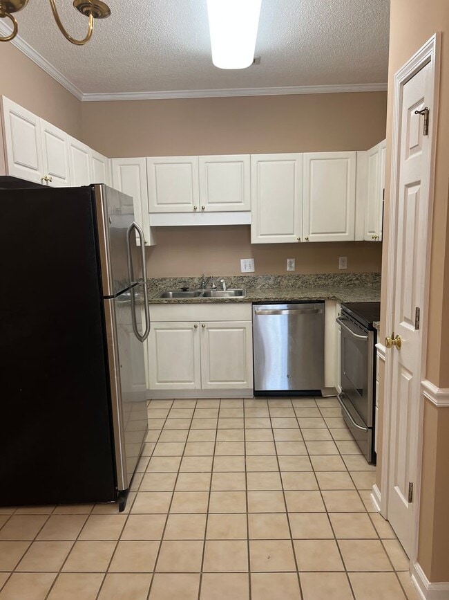 Building Photo - Beautiful Condo in Gated Community! Resort Style Amenities, Walk to beach, Awesome Myrtle Beach L...