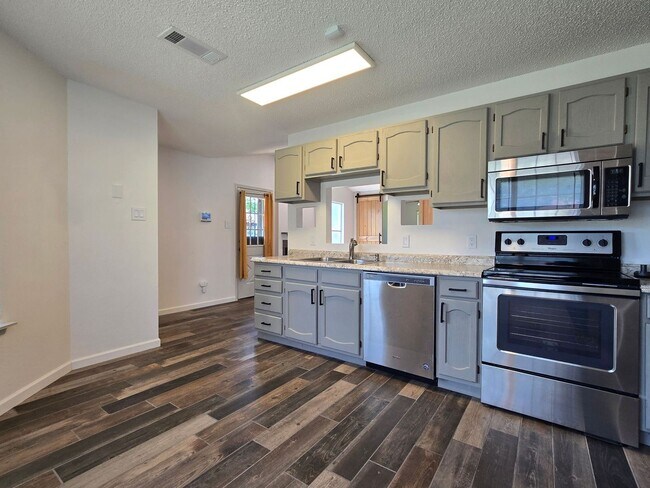 Building Photo - 2408 Windmill Dr
