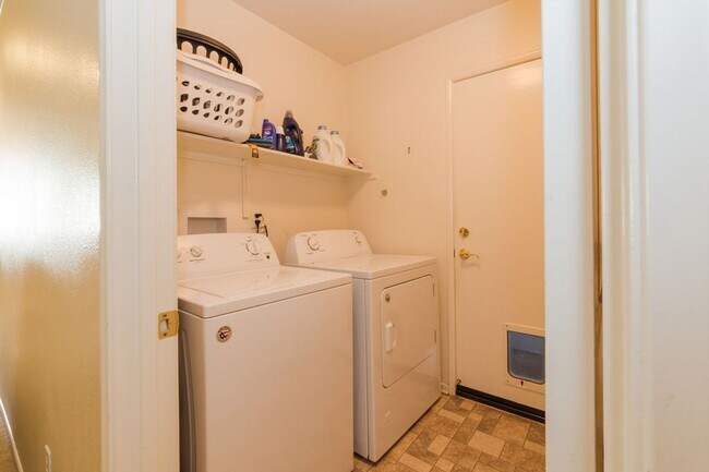 Building Photo - 4 Bed Home for Rent Palmdale CA 93551