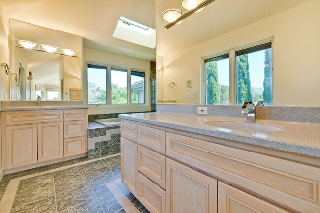 Building Photo - Large 3,767 sqft home on a 10,000 sqft lot- 2 bed located on 1st floor w/ separate entrance - Top...