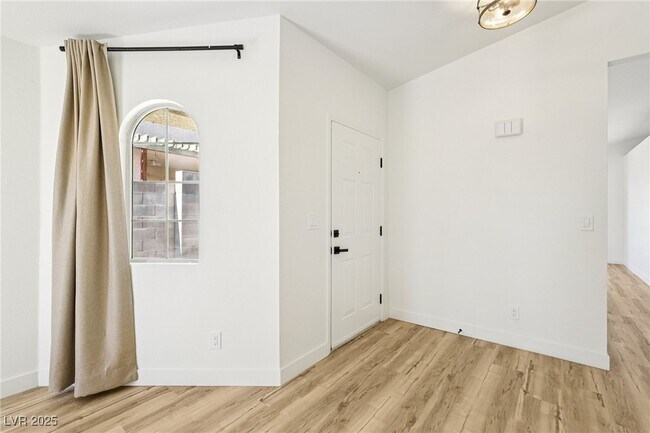 Building Photo - 7400 Queen Palm Dr