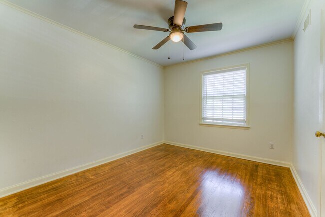 Building Photo - 4 bed/2 bath