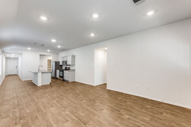 Building Photo - 250 Granary Dr