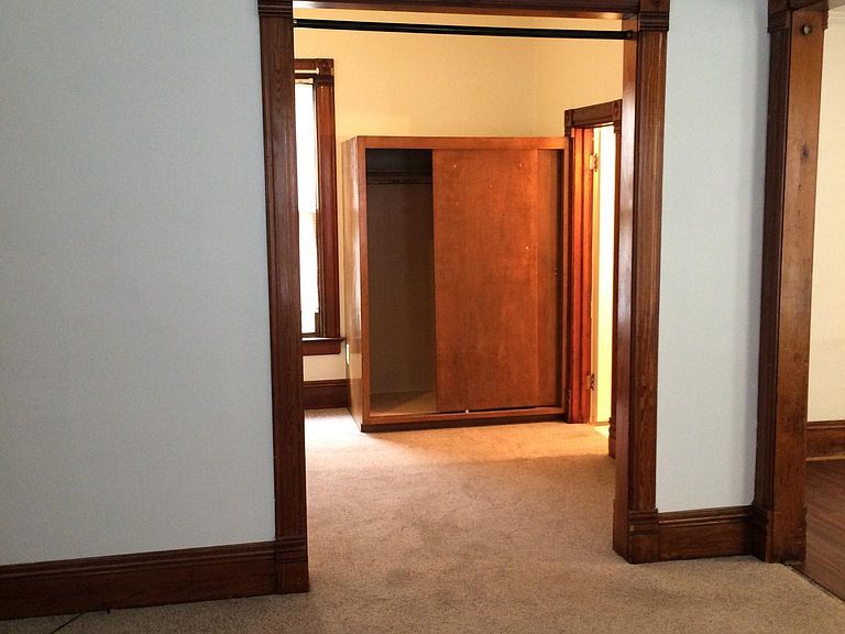 Building Photo - 213 E Mill St