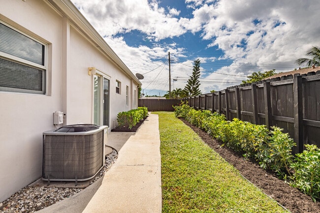 Building Photo - 121 SW 2nd Ave