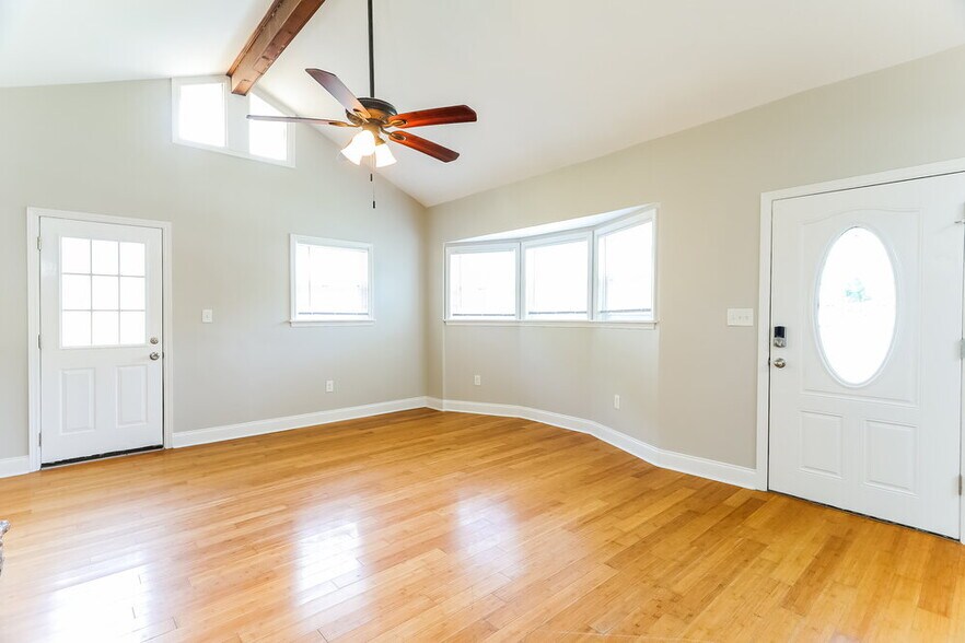 Building Photo - 5632 6th Ave S