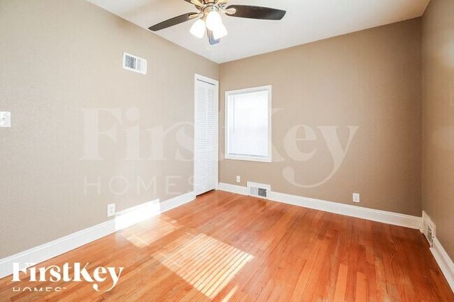 Building Photo - 3106 NE 56th St