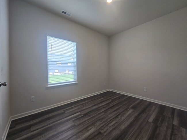 Building Photo - 701 Taylor Dr