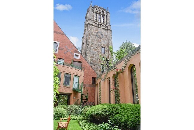 Building Photo - 492 Beacon St
