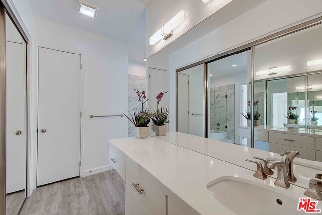 Building Photo - 2324 S Beverly Glen Blvd