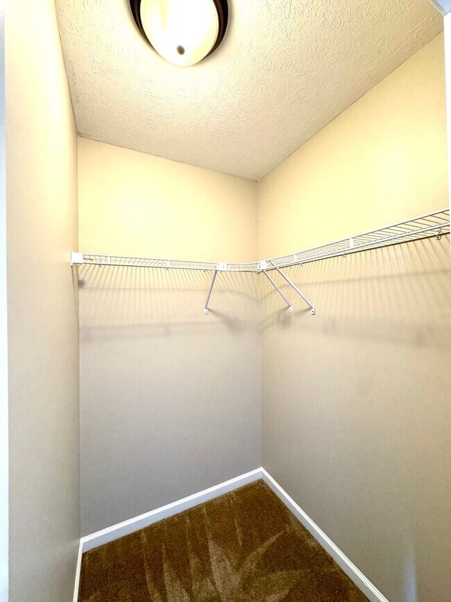 Building Photo - Town House For Rent