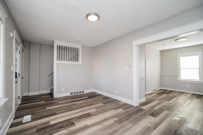 Building Photo - 1959 Barrows St