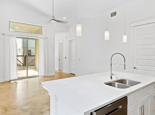 Building Photo - 1609 J J Seabrook Dr