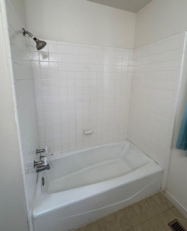 Building Photo - 3 Bedroom / 2 Bath Home in Bountiful!