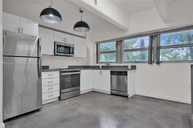Building Photo - 4332 Collins Ave