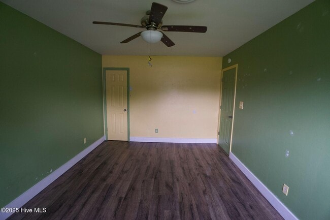Building Photo - 200 N Willow Ln