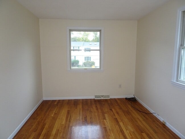 Building Photo - 6 Pondover Rd