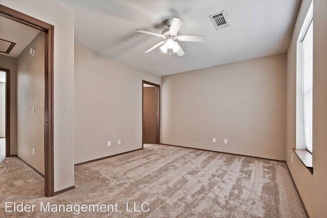 Building Photo - 2215 Hidden Lake St