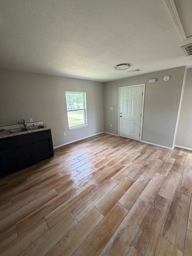 Building Photo - 2 BEDROOM 1 BATH HOUSE ALL ELECTRIC TILE FLOORING CENTRAL HEAT & AIR STACK WASHER/DRYER INCLUDED