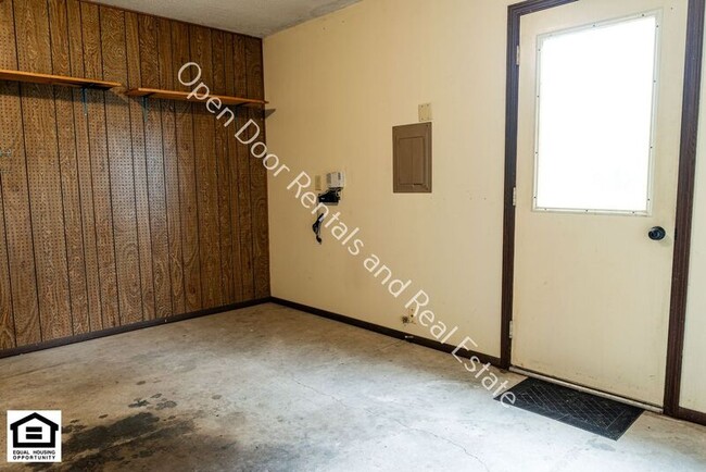 Building Photo - 5020 Vermont Ln