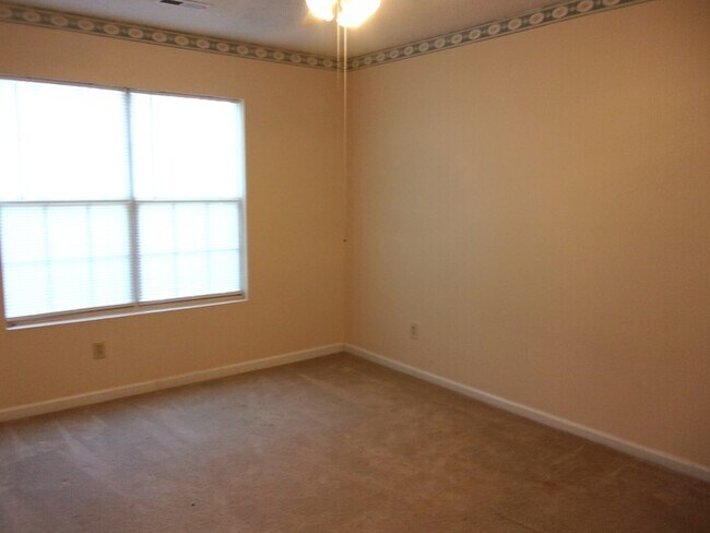 Building Photo - 2 Bedroom 2 Bath Duplex near Cherry Park