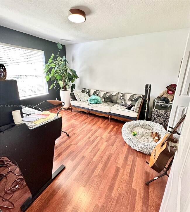 Building Photo - 656 Verona Pl