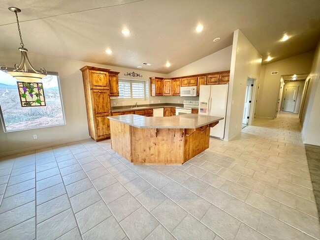 Building Photo - 3 Bedroom Home + an office on Southgate Golf Course.