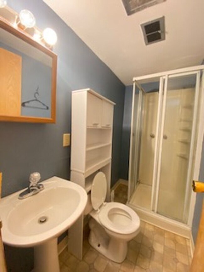 Building Photo - 3 Bedroom Home Available in Elkhart!