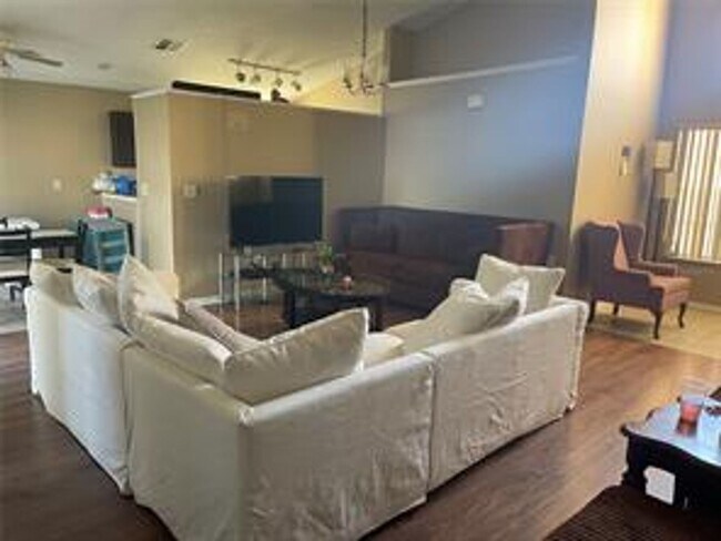 Building Photo - 751 Country Woods Cir