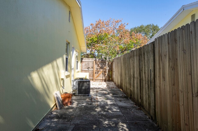 Building Photo - 617 Lyndhurst St