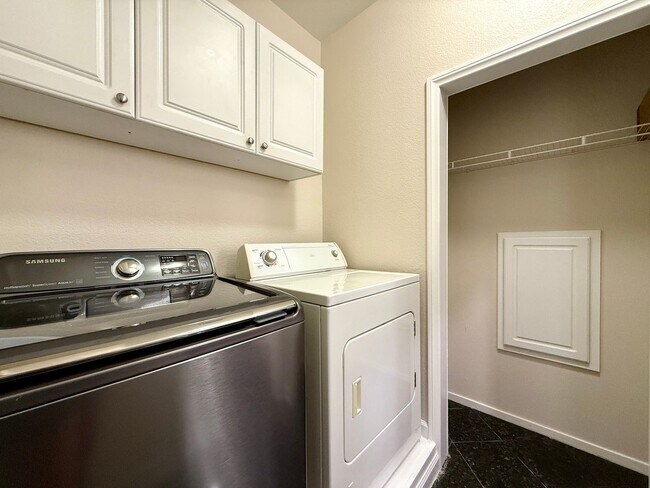 Building Photo - 3 Bedrooms | 2.5 Bathrooms-