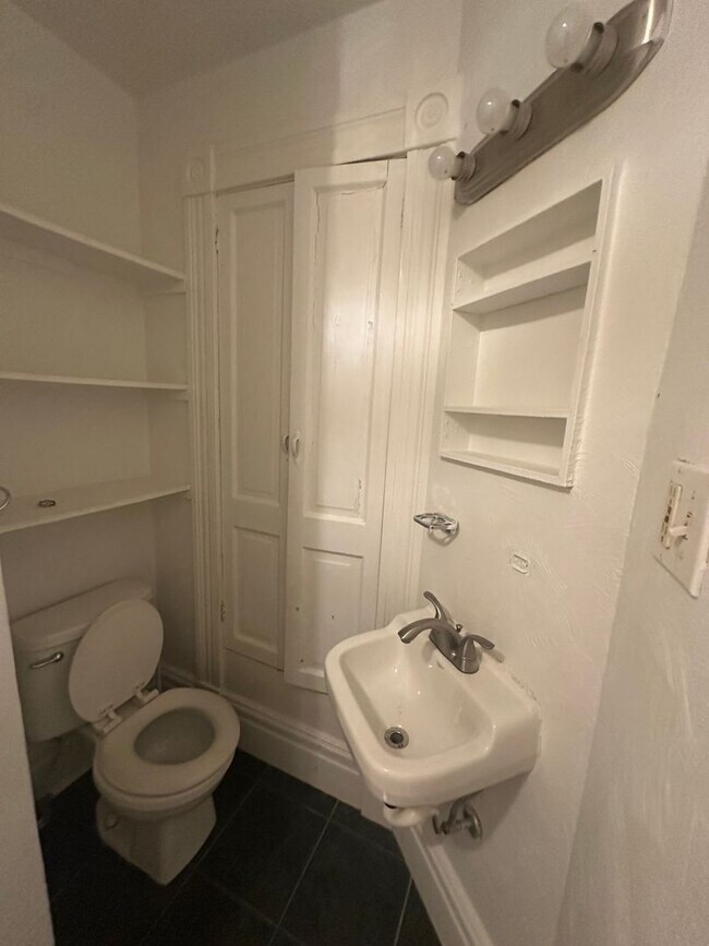 Building Photo - Amazing 2 Bedroom 1 Bathroom Home