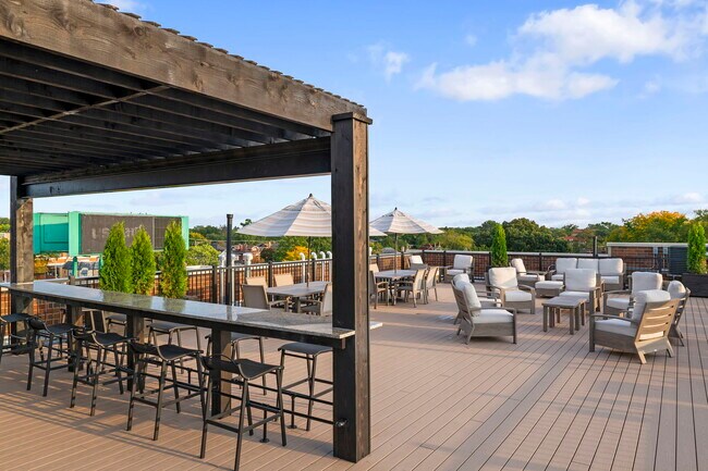 Building Photo - 1610 N Normandy Ave