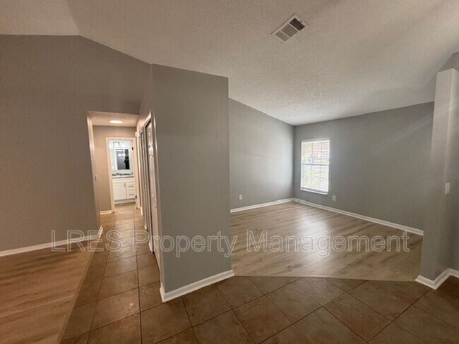 Building Photo - 1004 Stout Ct