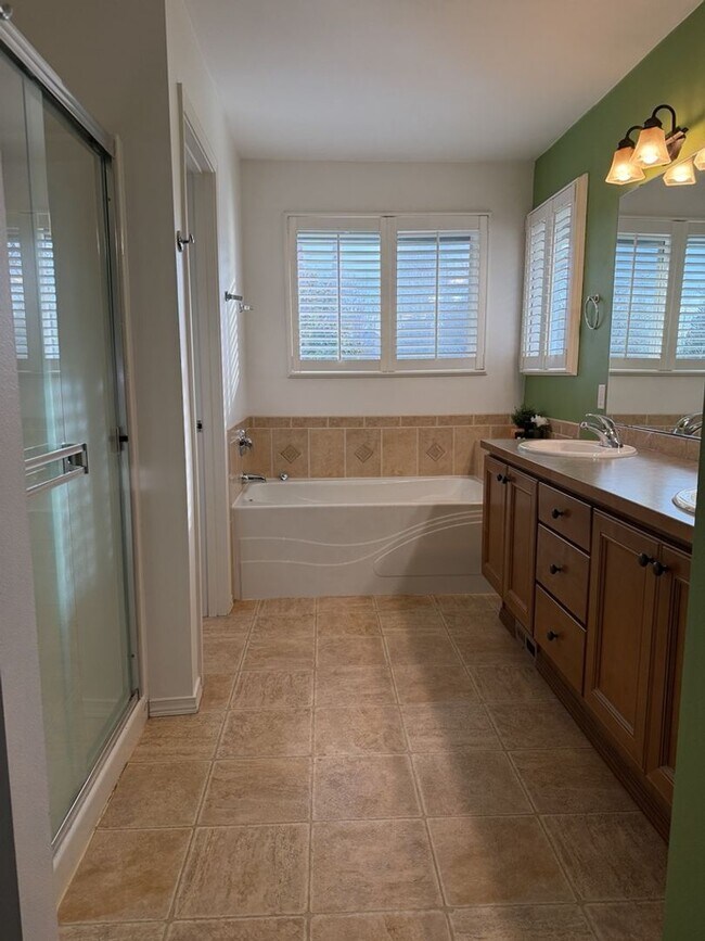 Building Photo - Spacious 3 Bed/2.5 Bath Federal Way Home.