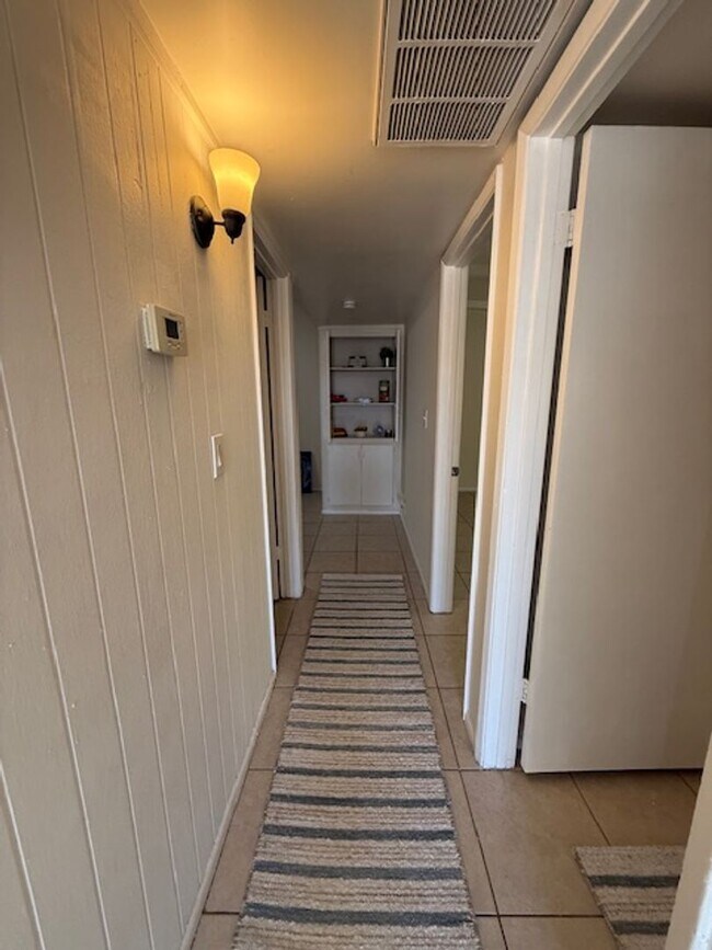Building Photo - Freshly Updated 2 Bed / 1 Bath Apartment in Glendale!