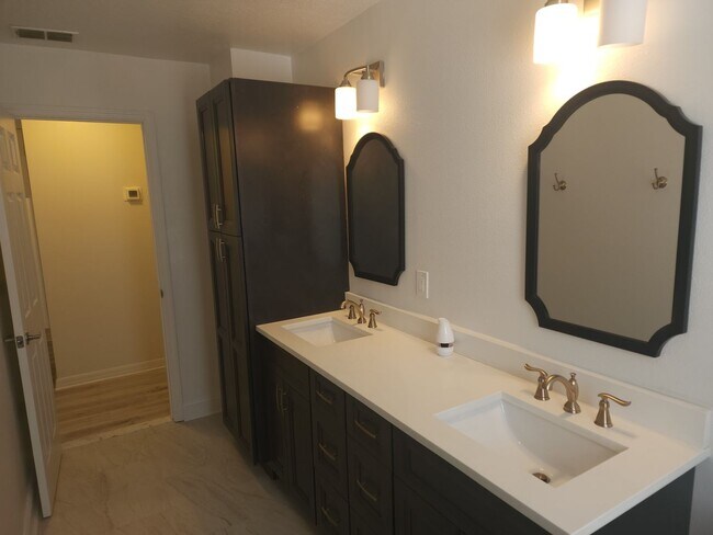 Building Photo - Stunning 4-Bedroom, 2.5-Bathroom Home with...