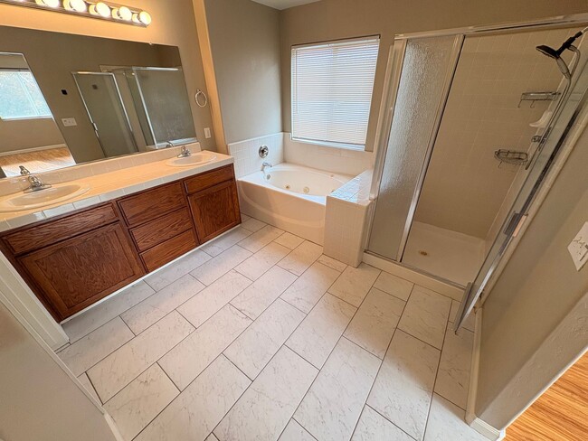 Building Photo - Lovely 5 Bedroom Home